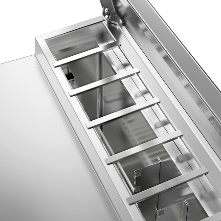 Холодильный стол саладетта PREMIUM - 1,37 x 0,7 m / 3 двери / объем: 392 л GGM Gastro - 10