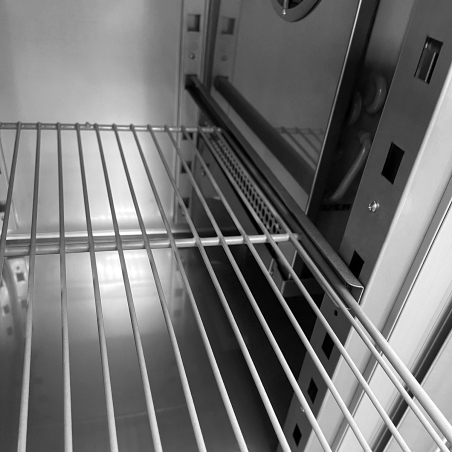 Холодильный стол – 2,36 x 0,7 m – 4 стеклянных дверей, 1 с раковиной справа и с бортом – 540 Л GGM Gastro - 7